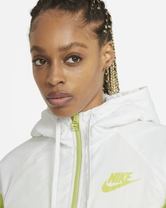  Nike Sportswear Synthetic-Fill Windrunner Kadın Ceketi - Beyaz